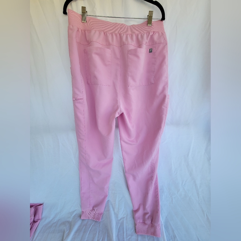 Fabletics Pink Scrub Set - Picture 4 of 4